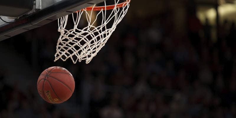NBA篮球运动员激烈对抗瞬间